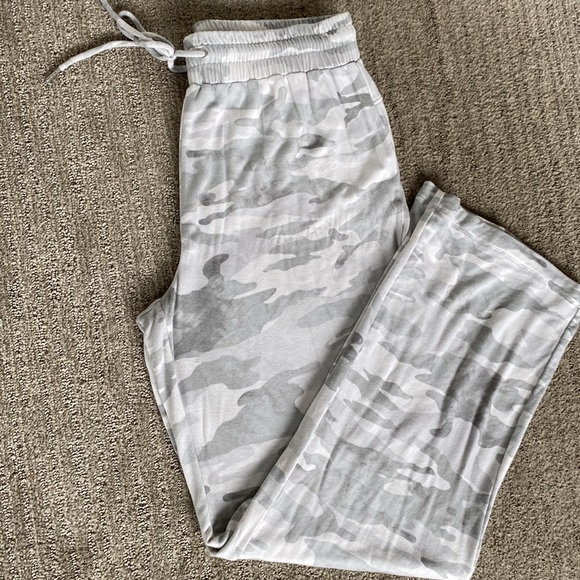 Rachel Zoe Lounge Set - Picture 8 of 16